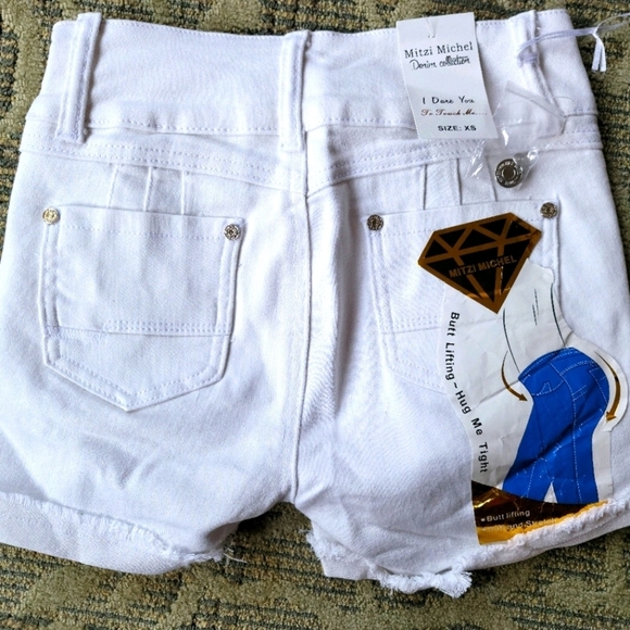 Mitzi Butt Lifting White Stretch Denim shorts Size Large - Picture 4 of 6